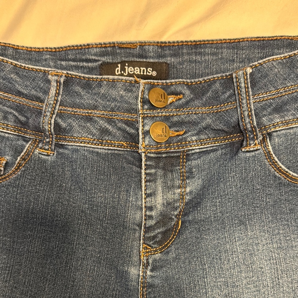 d. jeans Blue Jean Shorts with Classic Style - Picture 4 of 9